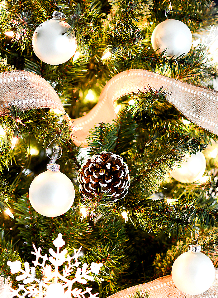 Christmas tree ribbon ideas: Burlap Christmas Tree