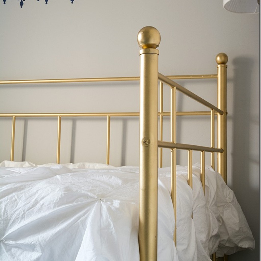 Золотая металлическая кровать в интерьере