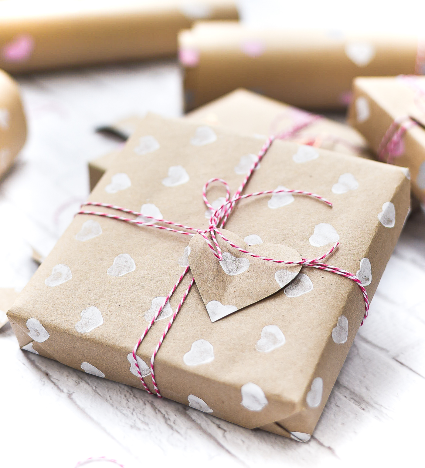 13 DIY Wrapping Paper And Farbic Ideas For Valentine's Day