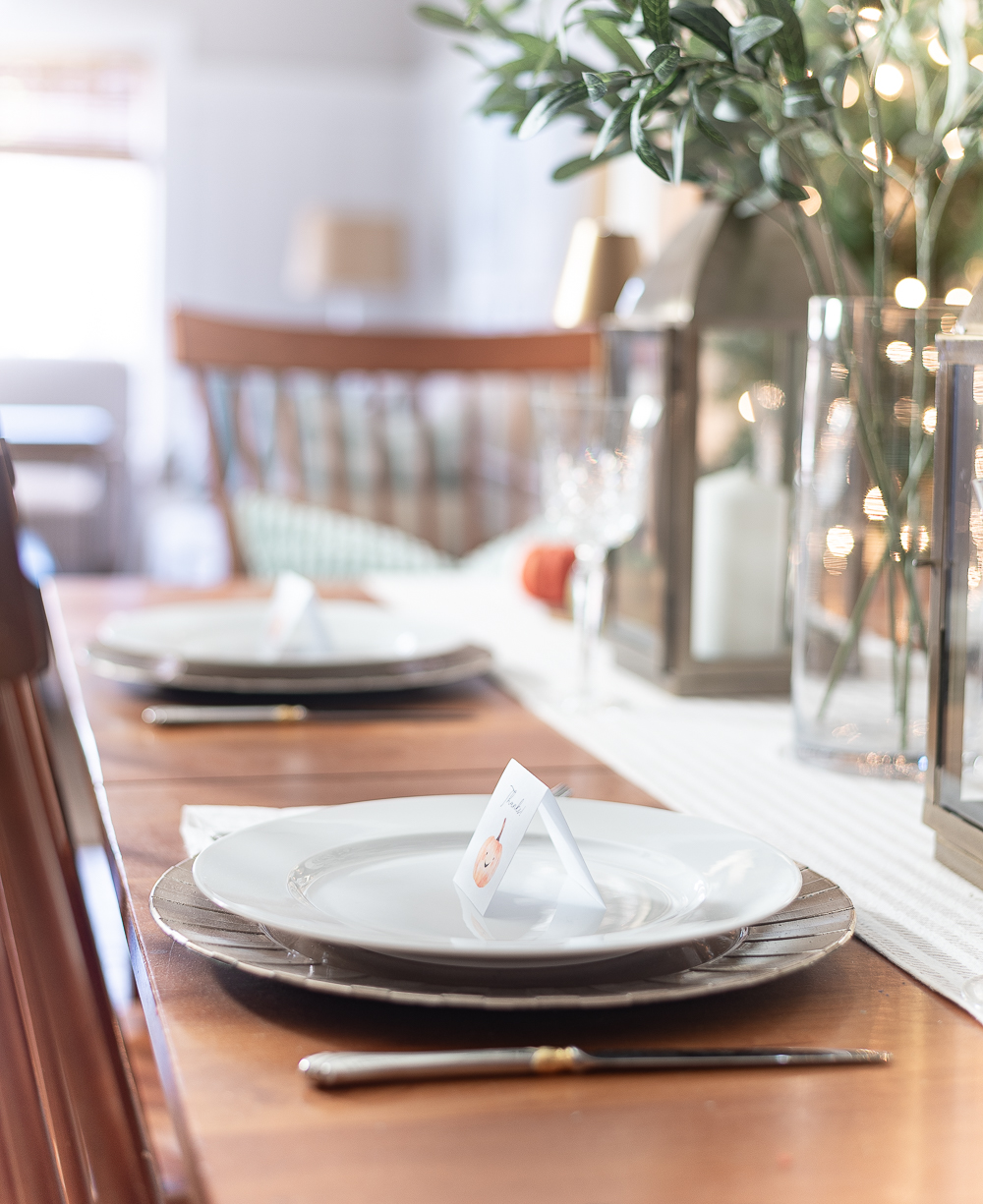 Simple Thanksgiving Table in Orange, Green, Gold, Neutrals. Free Place Card Printable for Thanksgiving. Thanksgiving Place Setting in Neutrals, Gold, Green, White and Touch of Orange.