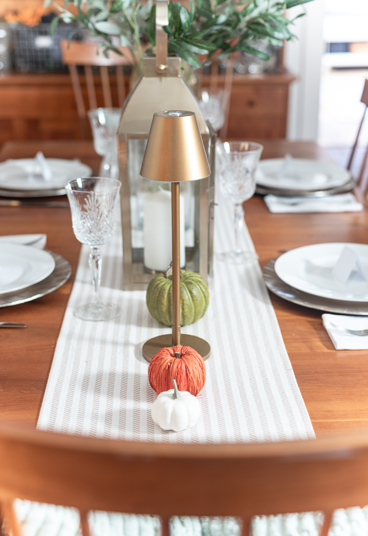 Simple Thanksgiving Table in Orange, Green, Gold, Neutrals. Free Place Card Printable for Thanksgiving. Thanksgiving Place Setting in Neutrals, Gold, Green, White and Touch of Orange.