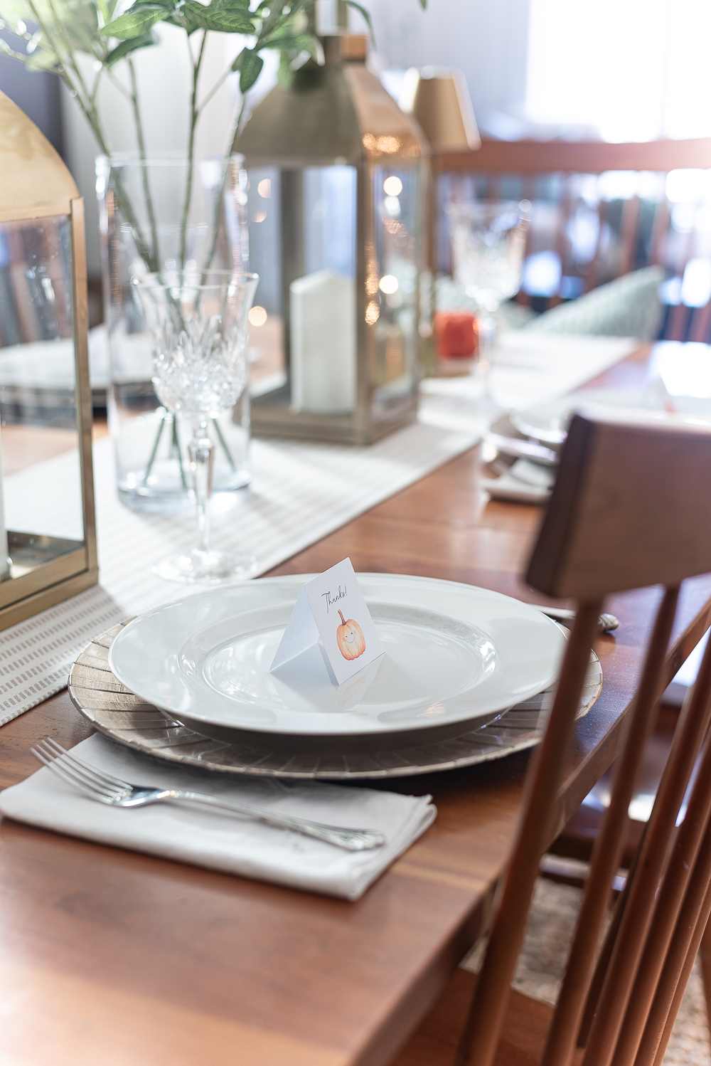 Simple Thanksgiving Table in Orange, Green, Gold, Neutrals. Free Place Card Printable for Thanksgiving. Thanksgiving Place Setting in Neutrals, Gold, Green, White and Touch of Orange.