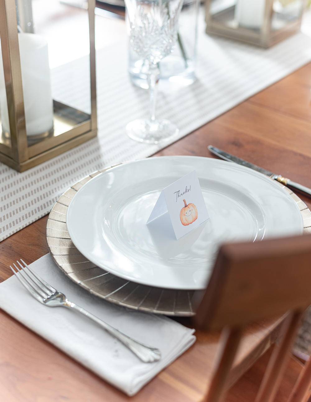 Simple Thanksgiving Table in Orange, Green, Gold, Neutrals. Free Place Card Printable for Thanksgiving. Thanksgiving Place Setting in Neutrals, Gold, Green, White and Touch of Orange.