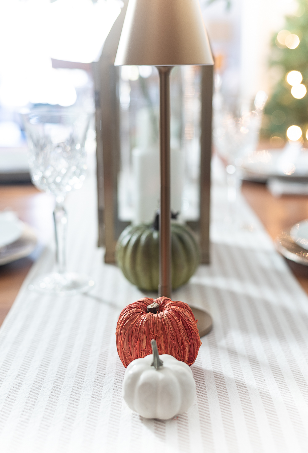 Simple Thanksgiving Table in Orange, Green, Gold, Neutrals. Free Place Card Printable for Thanksgiving. Thanksgiving Place Setting in Neutrals, Gold, Green, White and Touch of Orange.