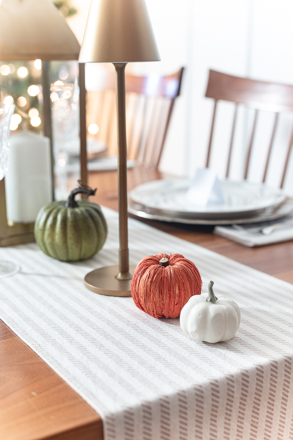 Simple Thanksgiving Table in Orange, Green, Gold, Neutrals. Free Place Card Printable for Thanksgiving. Thanksgiving Place Setting in Neutrals, Gold, Green, White and Touch of Orange.