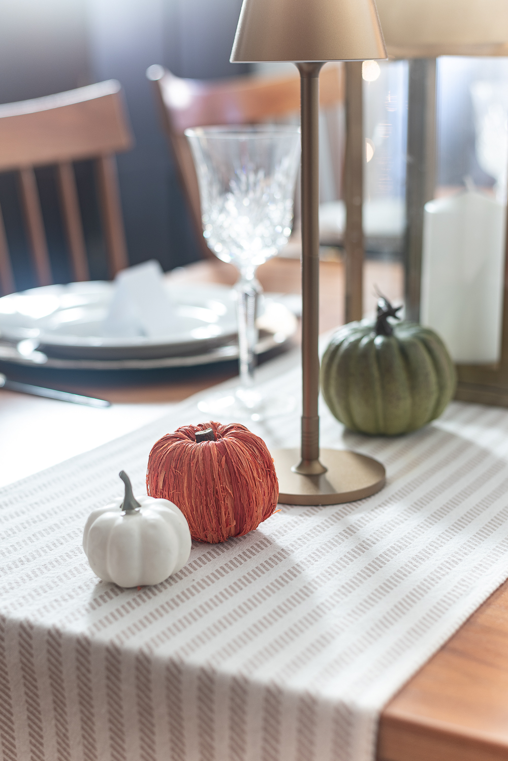 Simple Thanksgiving Table in Orange, Green, Gold, Neutrals. Free Place Card Printable for Thanksgiving. Thanksgiving Place Setting in Neutrals, Gold, Green, White and Touch of Orange.