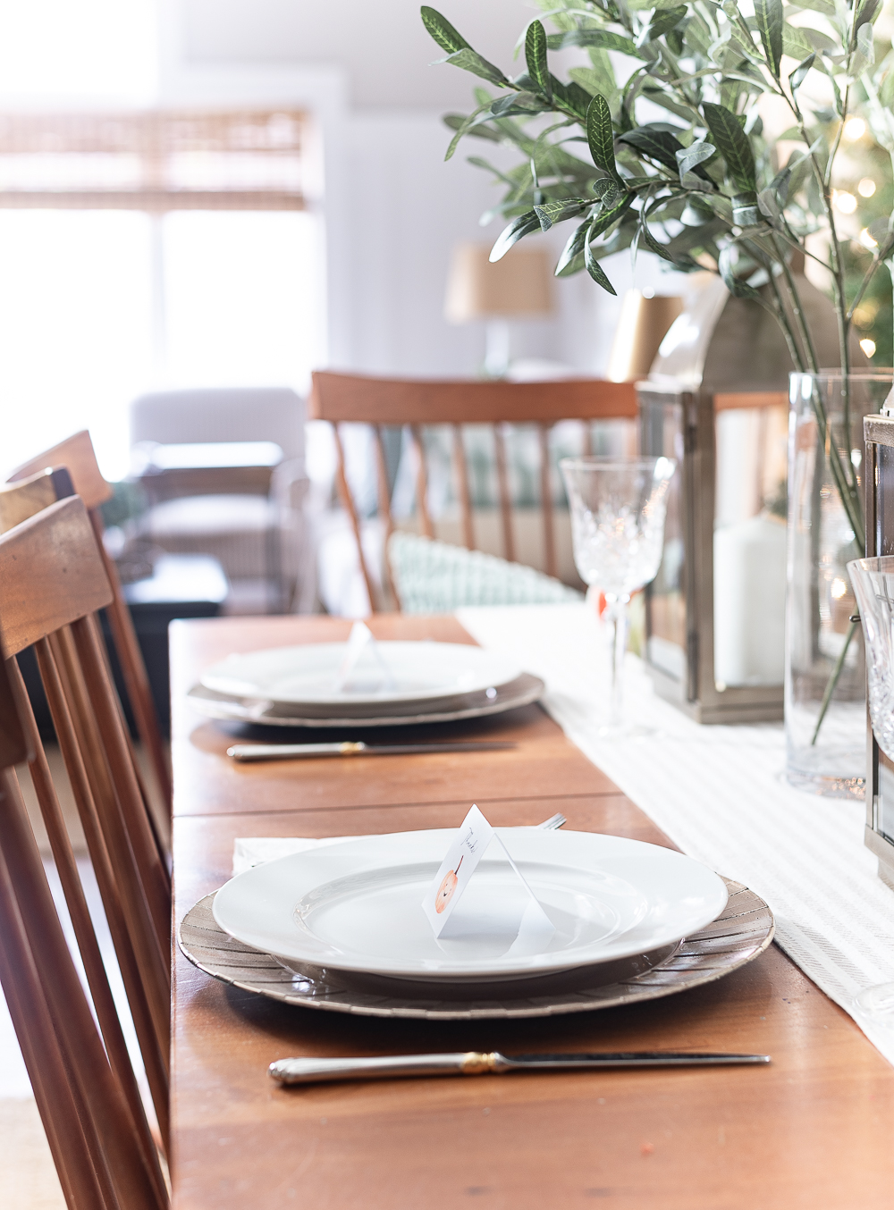 Simple Thanksgiving Table in Orange, Green, Gold, Neutrals. Free Place Card Printable for Thanksgiving. Thanksgiving Place Setting in Neutrals, Gold, Green, White and Touch of Orange.