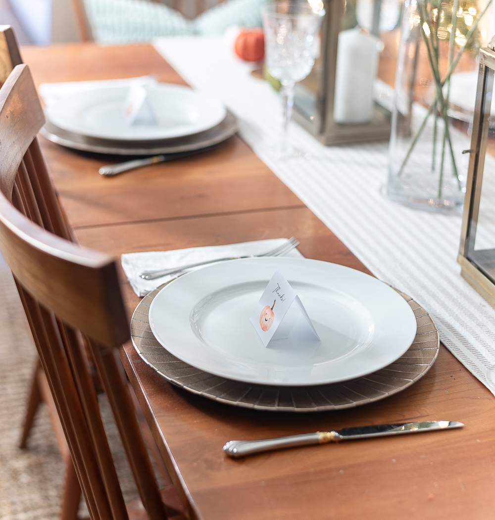 Simple Thanksgiving Table in Orange, Green, Gold, Neutrals. Free Place Card Printable for Thanksgiving. Thanksgiving Place Setting in Neutrals, Gold, Green, White and Touch of Orange.